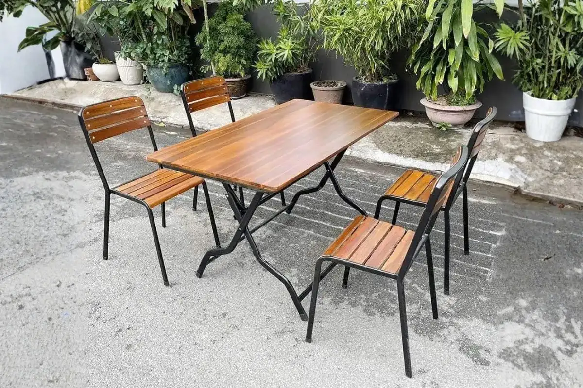 Bộ bàn ghế cafe ngoài trời khung sắt kết hợp mặt gỗ đặt tại góc sân vườn