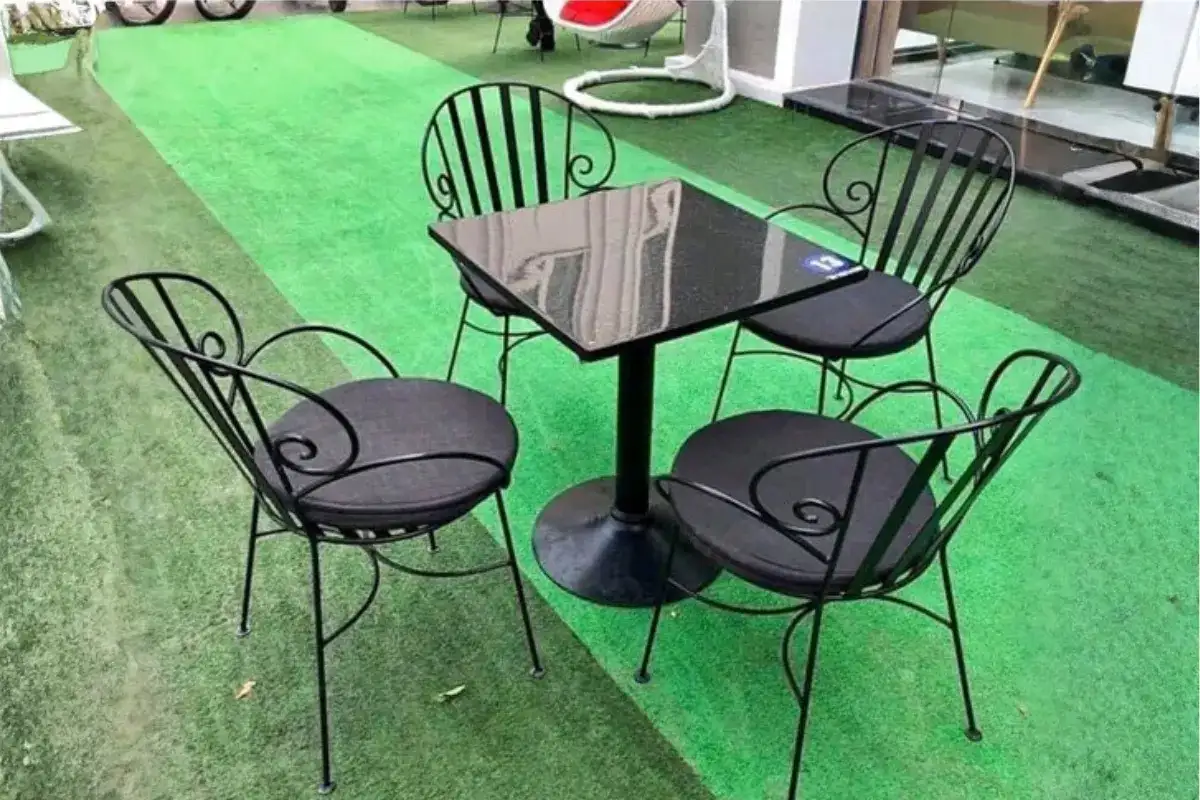 Bộ bàn ghế sắt ngoài trời kiểu dáng trang trí gồm bốn ghế và bàn vuông mặt kính