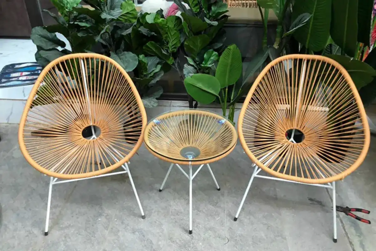 Bộ bàn ghế Acapulco ngoài trời gồm hai ghế dây đan và một bàn tròn mặt kính