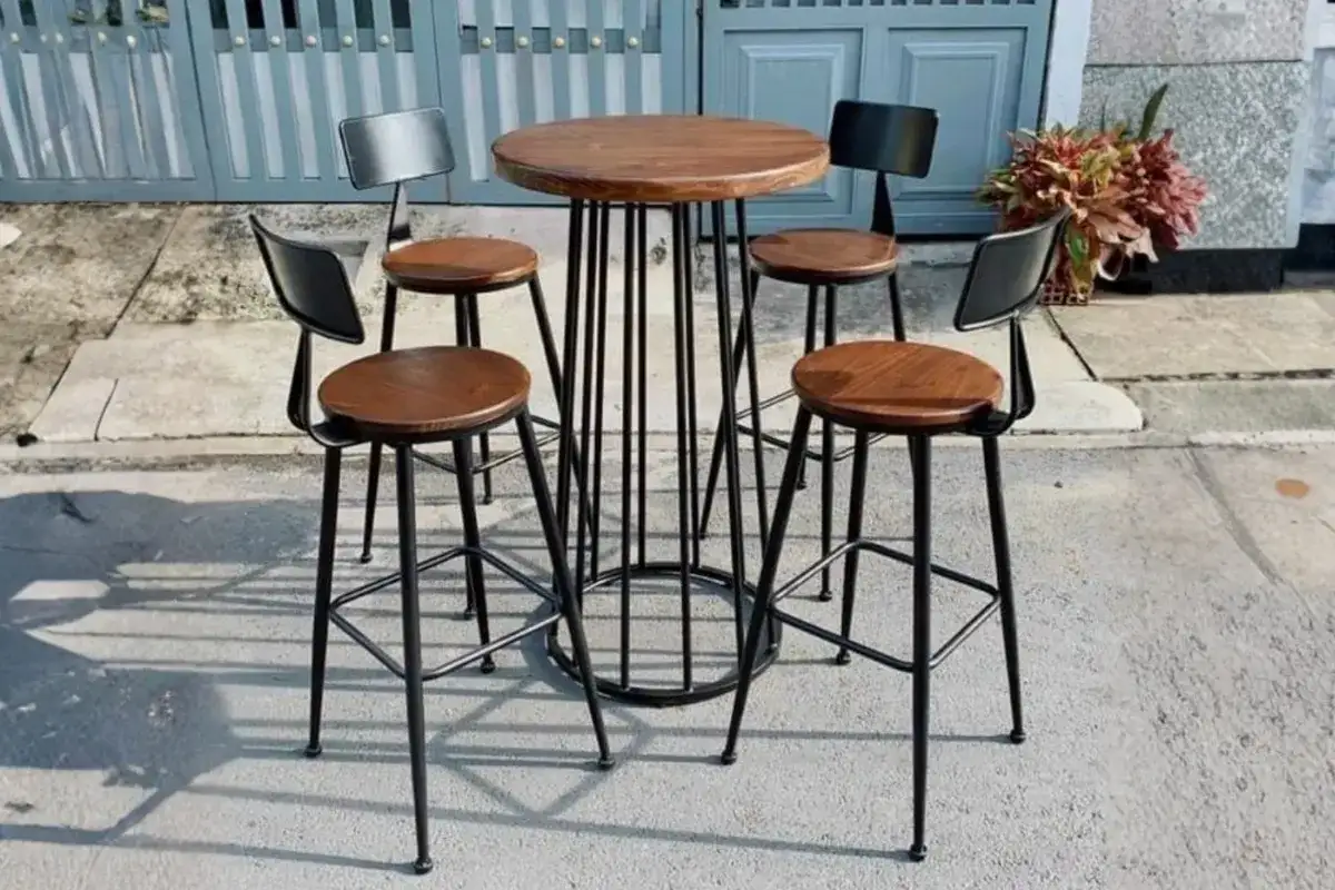 Bộ bàn ghế bar cafe khung sắt với bàn tròn cao mặt gỗ và ghế cao đồng bộ