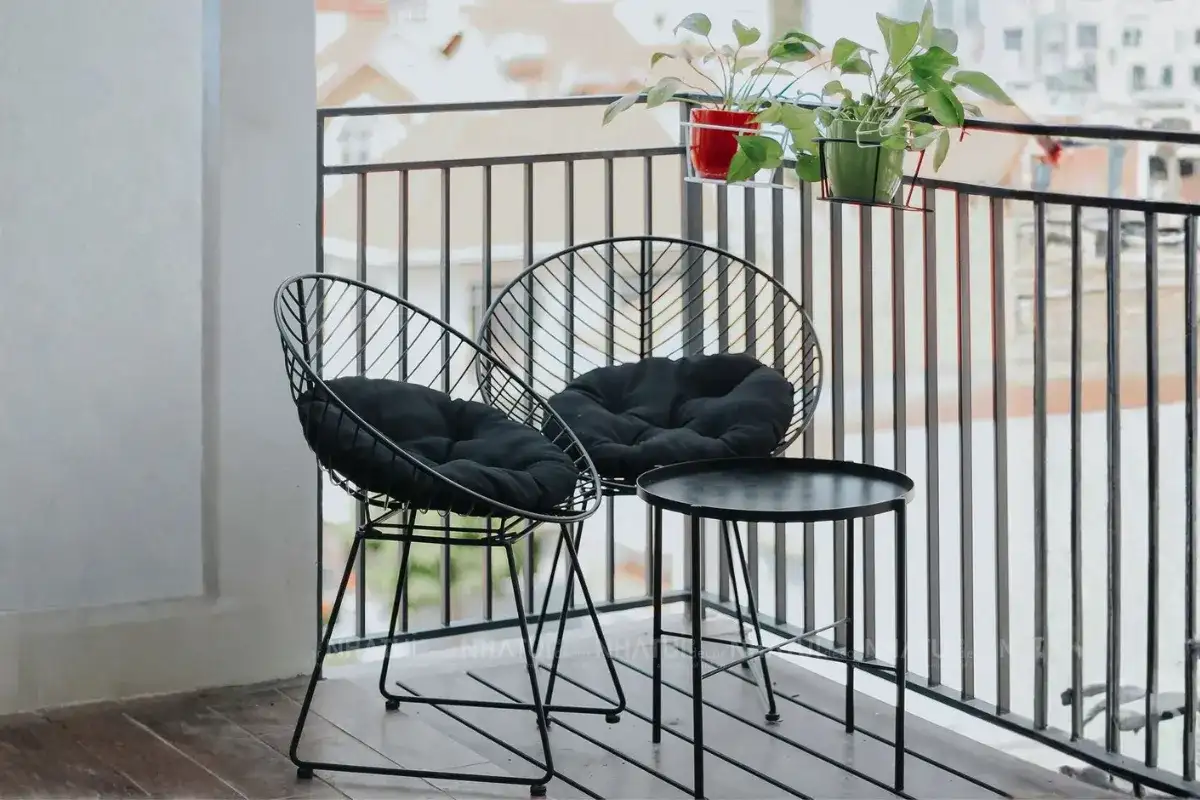 Bộ bàn ghế sắt ban công giá dễ tiếp cận gồm hai ghế và một bàn tròn nhỏ