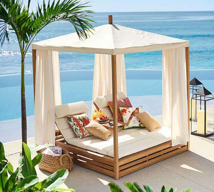 Dreamy outdoor sunbed