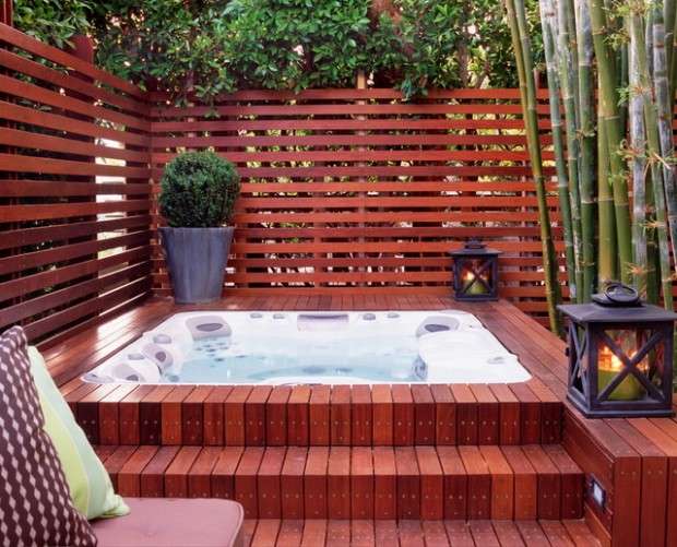 Relaxation area featuring an outdoor jacuzzi