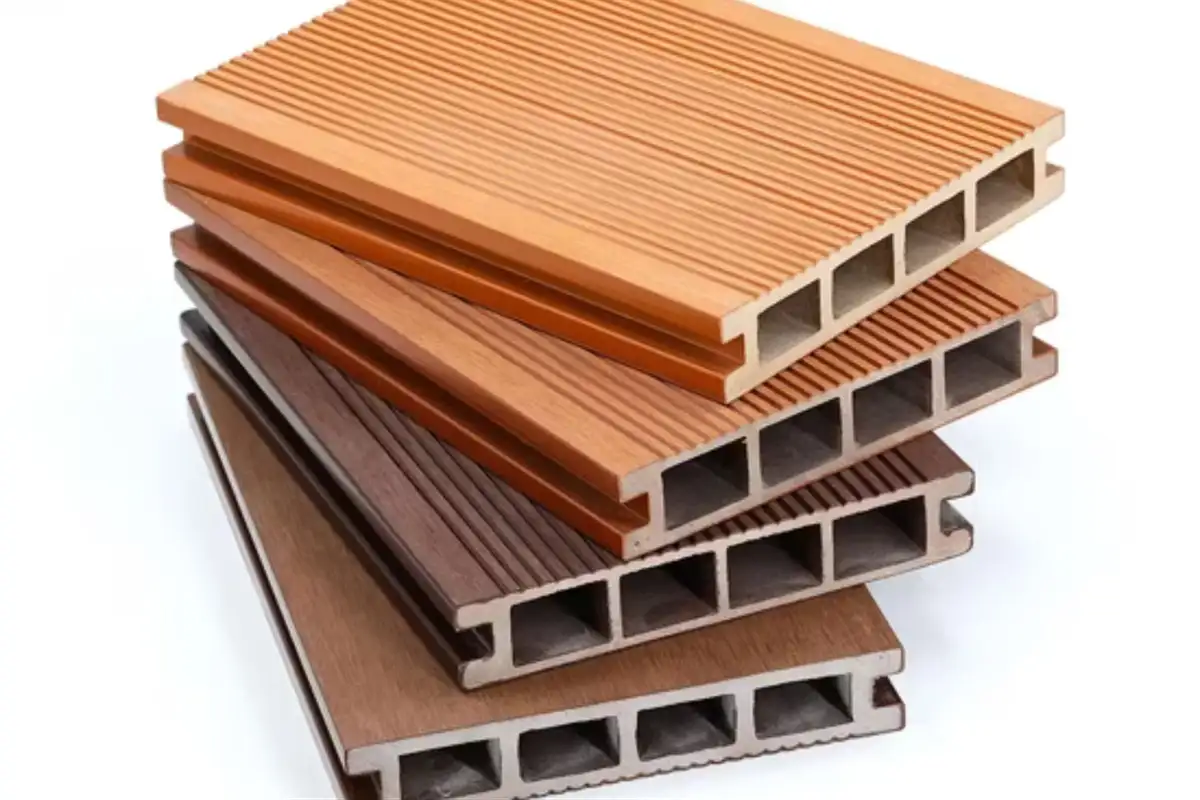 Các tấm ván sàn gỗ nhựa composite được xếp chồng, có nhiều tông màu khác nhau, lõi rỗng và bề mặt rãnh.