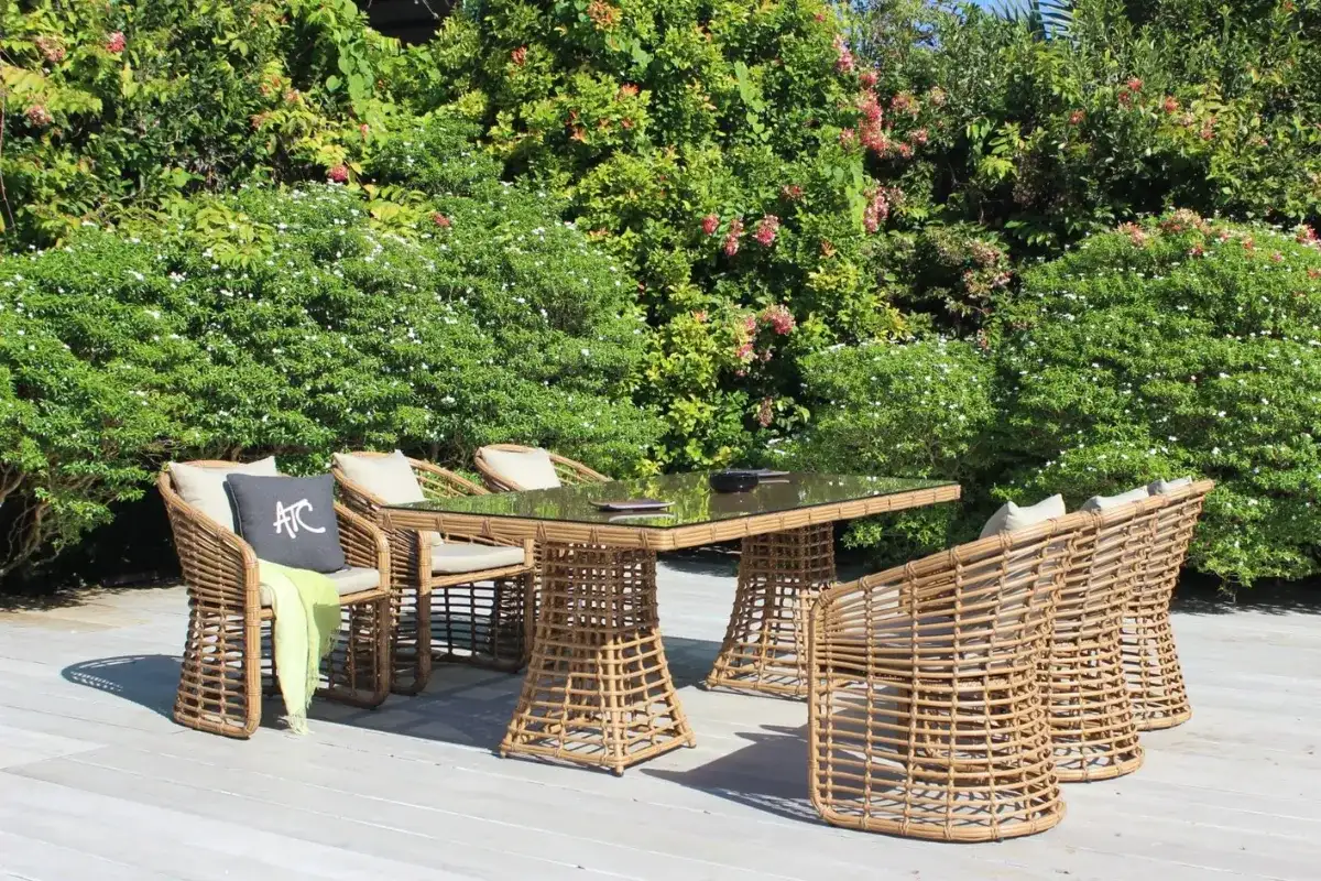 Detailed terms in B2B outdoor furniture procurement contract
