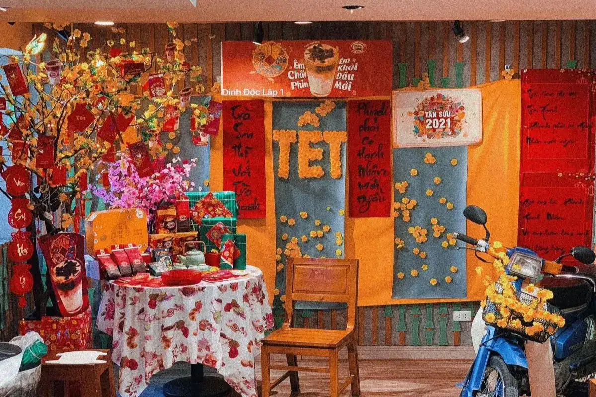 Góc decor Tết phong cách vintage retro với cành mai, câu đối đỏ, đồ trang trí hoài niệm và tiểu cảnh đón năm mới