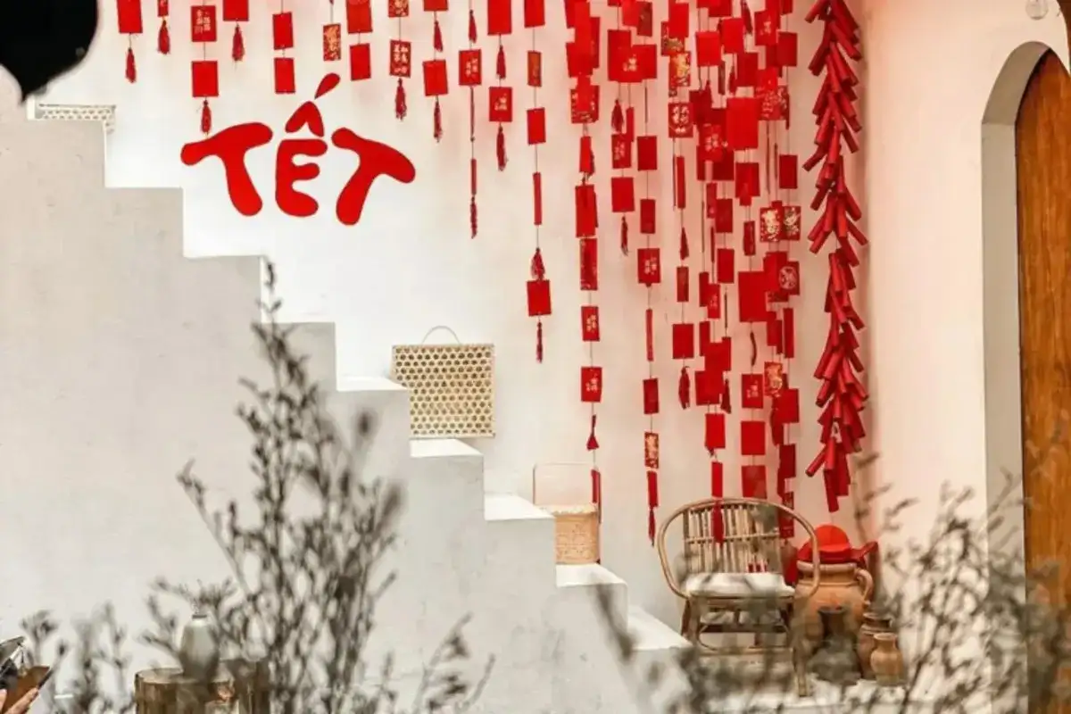 Góc trang trí Tết với bao lì xì đỏ treo trên tường trắng cạnh cầu thang