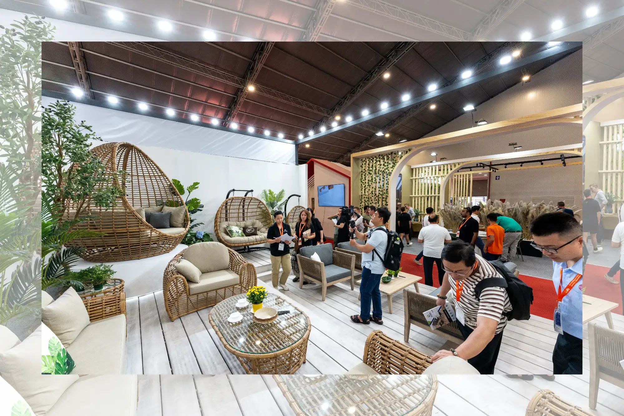 Không gian trưng bày nội thất với khách tham quan đang trao đổi tại hội chợ ở TP.HCM