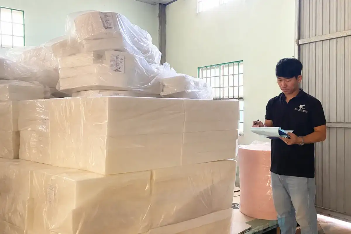 Kiểm tra quy cách đóng gói nội thất ngoài trời bằng PE và vật liệu bảo vệ trước khi xuất khẩu