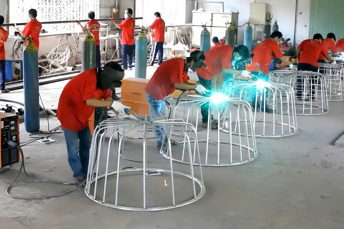 Dây chuyền hàn khung bàn ghế ngoài trời với quy trình sản xuất quy mô lớn