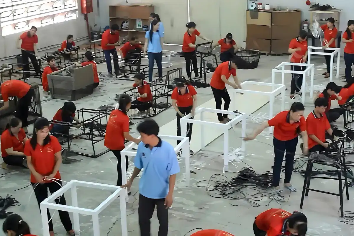 Đội ngũ sản xuất nội thất ngoài trời thực hiện dự án OEM và phát triển sản phẩm theo yêu cầu