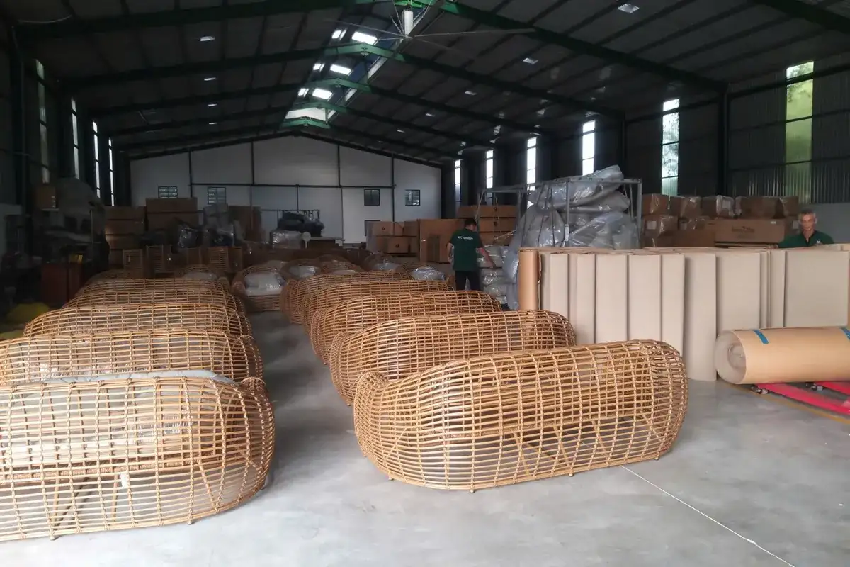 Kiểm tra chất lượng lô nội thất ngoài trời hoàn thiện tại nhà máy trước khi xuất khẩu
