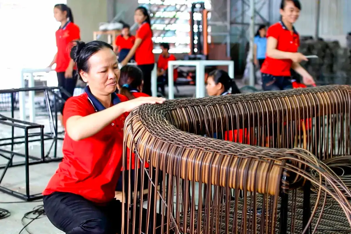 Quy trình đan hoàn thiện trên khung nhôm nội thất ngoài trời tại nhà máy