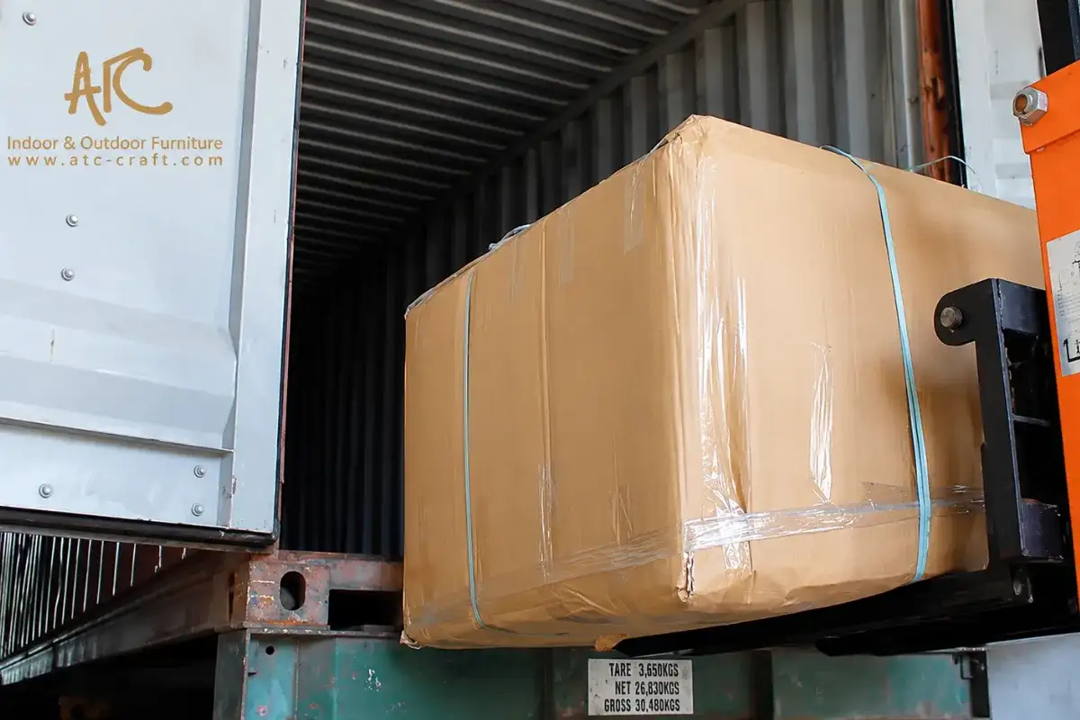 Đóng gói số lượng lớn và xếp container cho ghế ăn ngoài trời nhà hàng