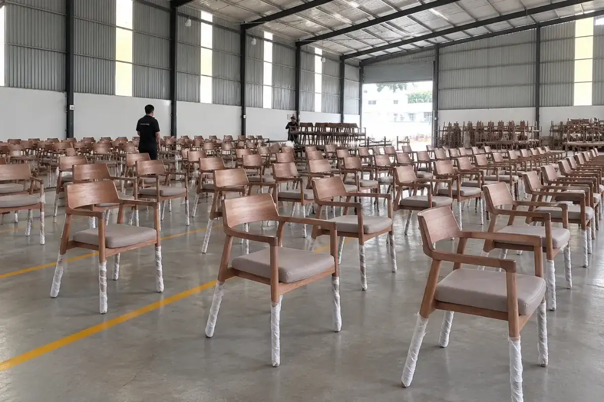 Ghế ăn nhà hàng được bố trí để kiểm tra độ đồng nhất của đơn hàng số lượng lớn