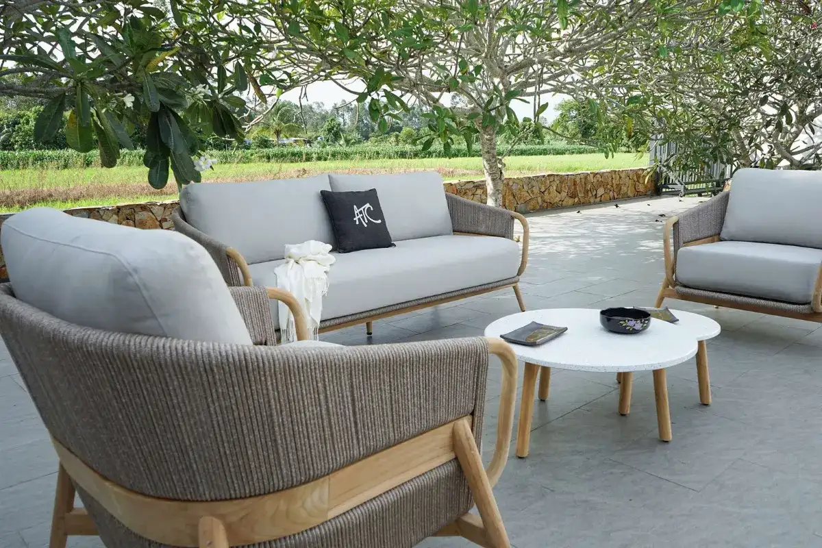 Sofa ngoài trời màu xám xu hướng nội thất ngoài trời hàng đầu năm 2025