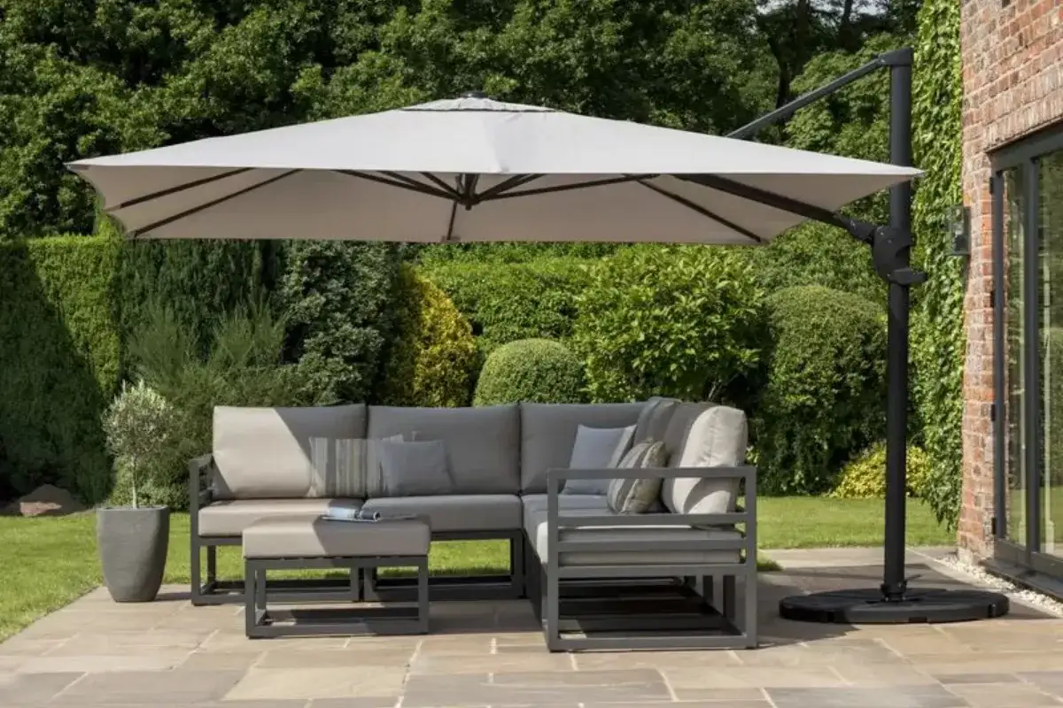 sofa ngoài trời kết hợp với dù lớn không gian thư giãn cho khu vườn