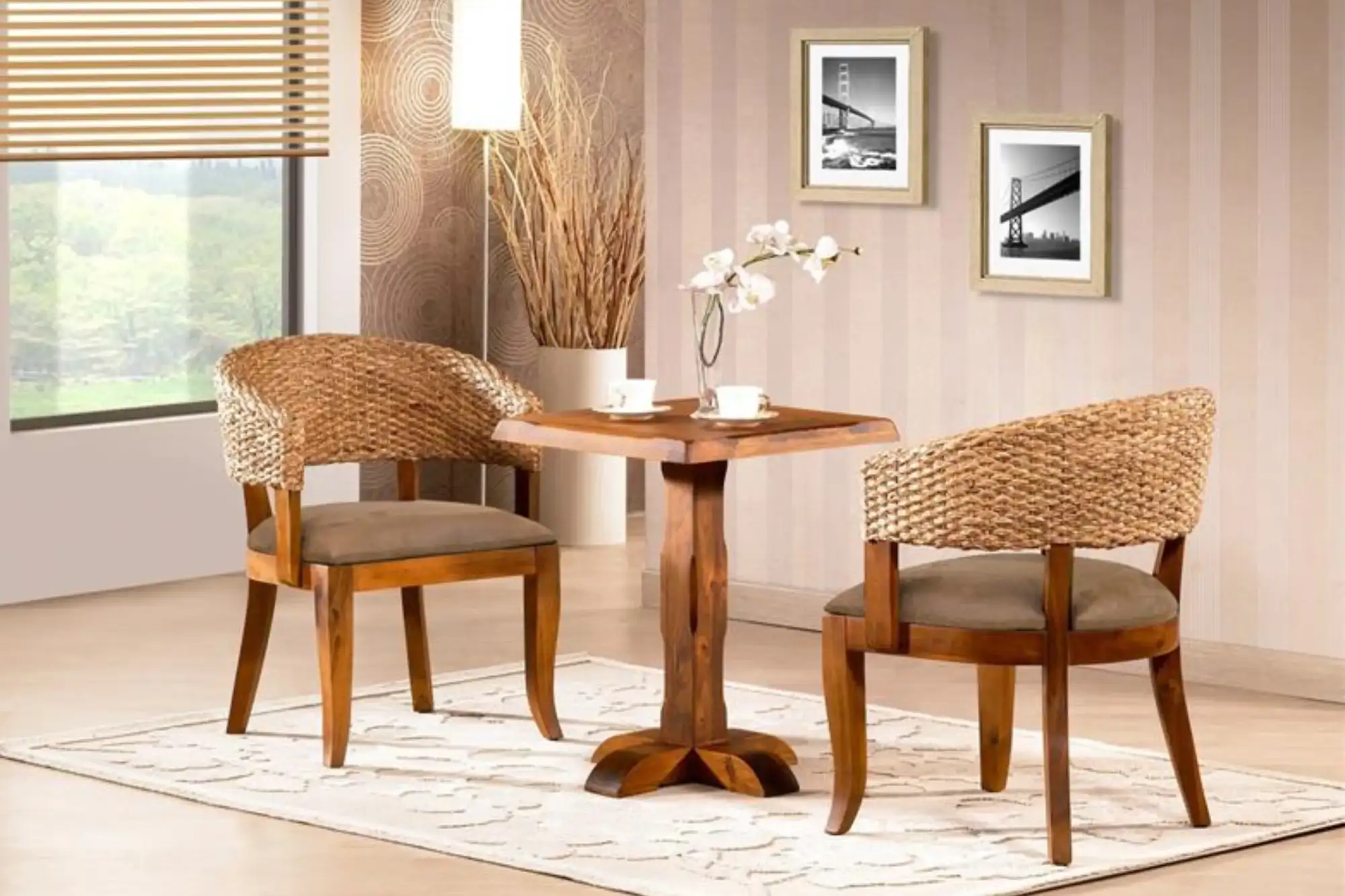 Bộ bàn trà lục bình đan thủ công với ghế có đệm, sắp xếp quanh bàn ăn hiện đại trong không gian sáng.