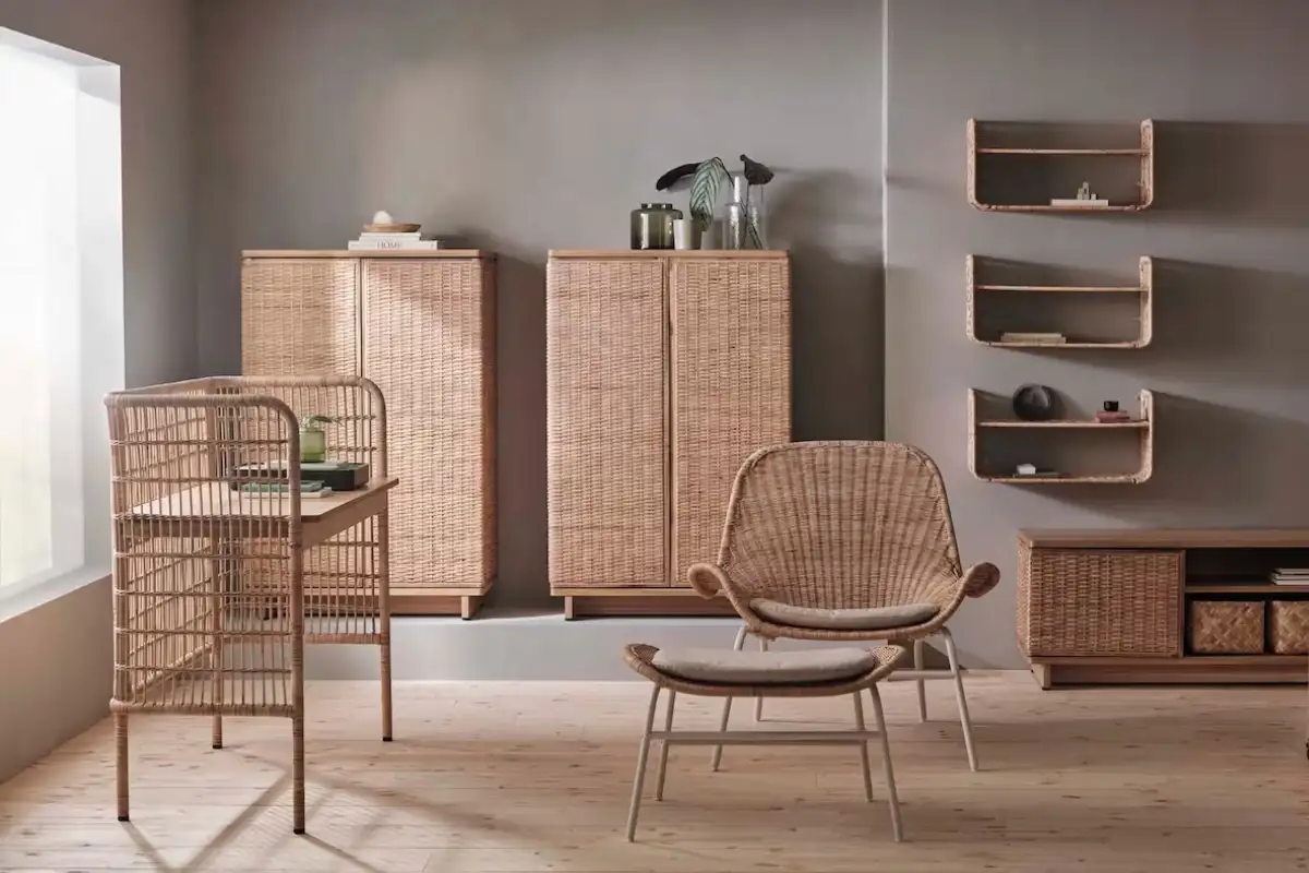 Bộ sản phẩm nội thất mây của IKEA gồm ghế, bàn làm việc, kệ sách và tủ trong một căn phòng tối giản