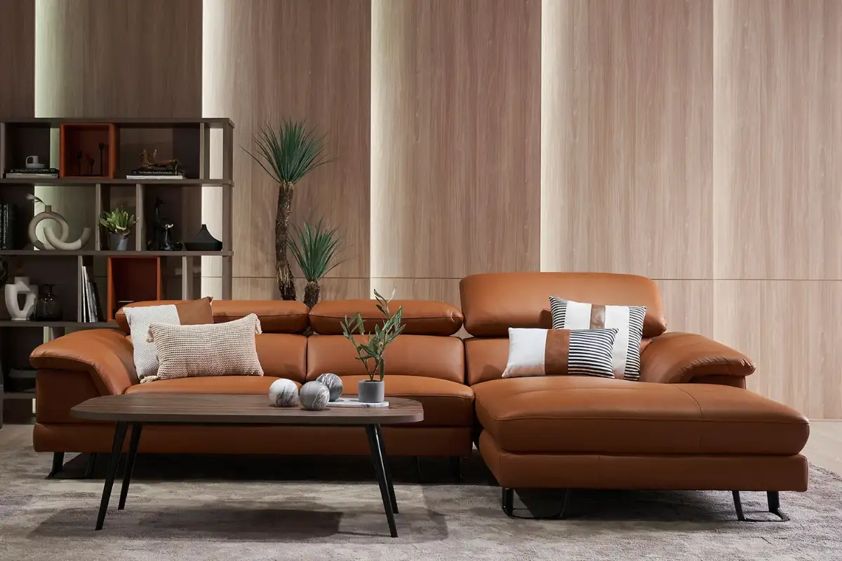 Sofa da nâu, bàn trà gỗ và kệ mở của Cellini trong một không gian sống hiện đại, ấm cúng