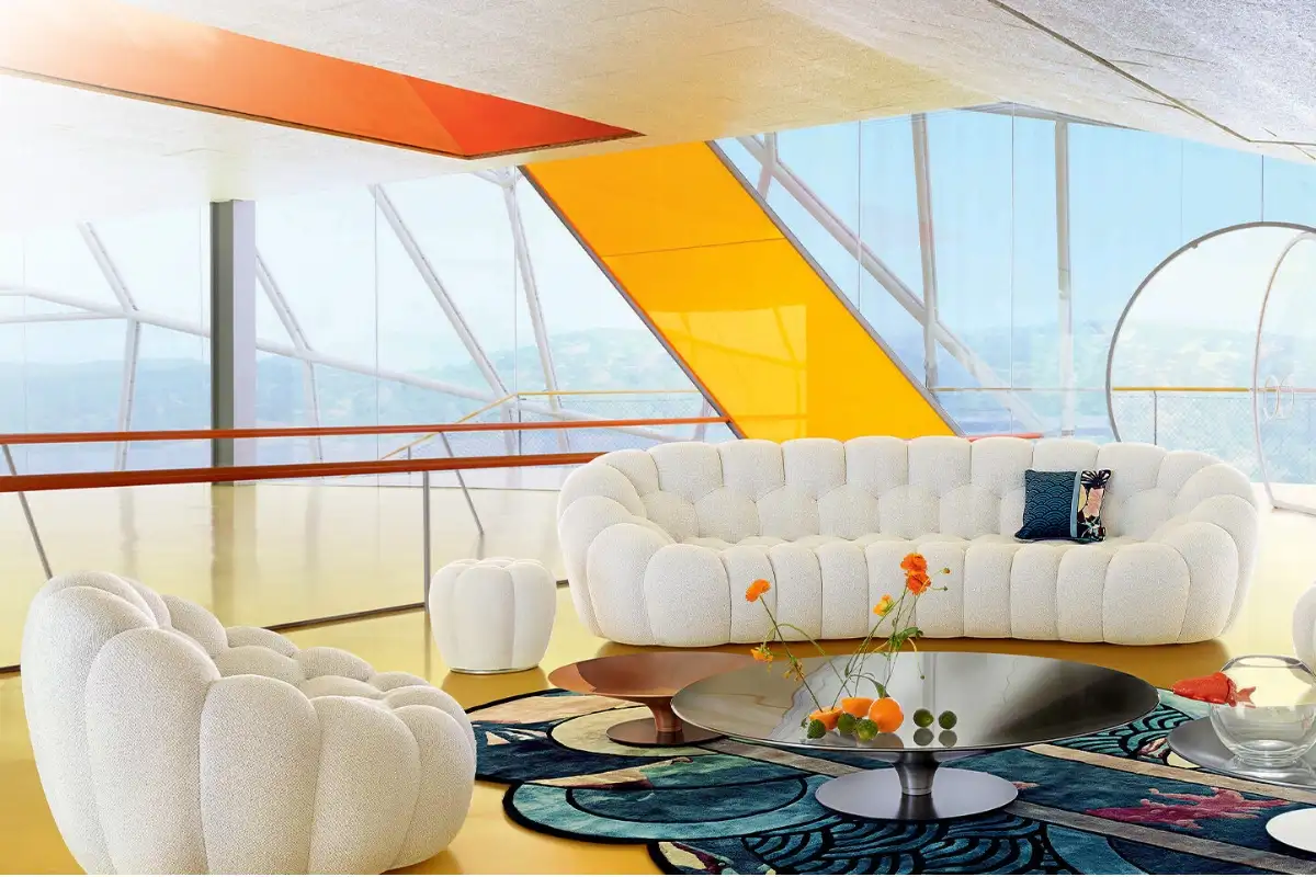 Phòng khách của Roche Bobois với sofa trắng, bàn trà tròn và phong cách trang trí hiện đại, nhiều màu sắc trong không gian kiến trúc sáng