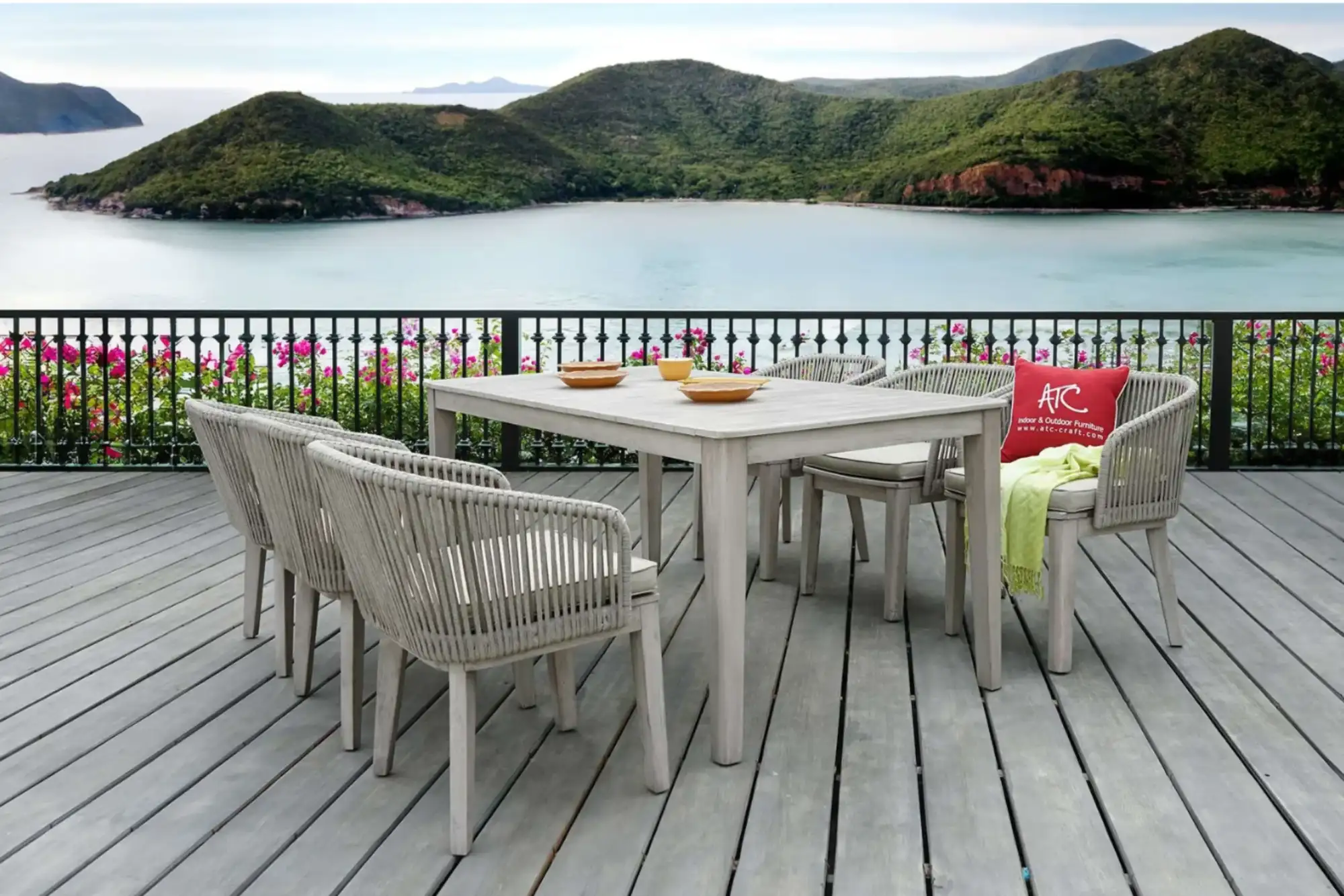 Bộ bàn ăn FLORES được đặt trên sàn gỗ với phong cảnh núi và hồ phía sau.
