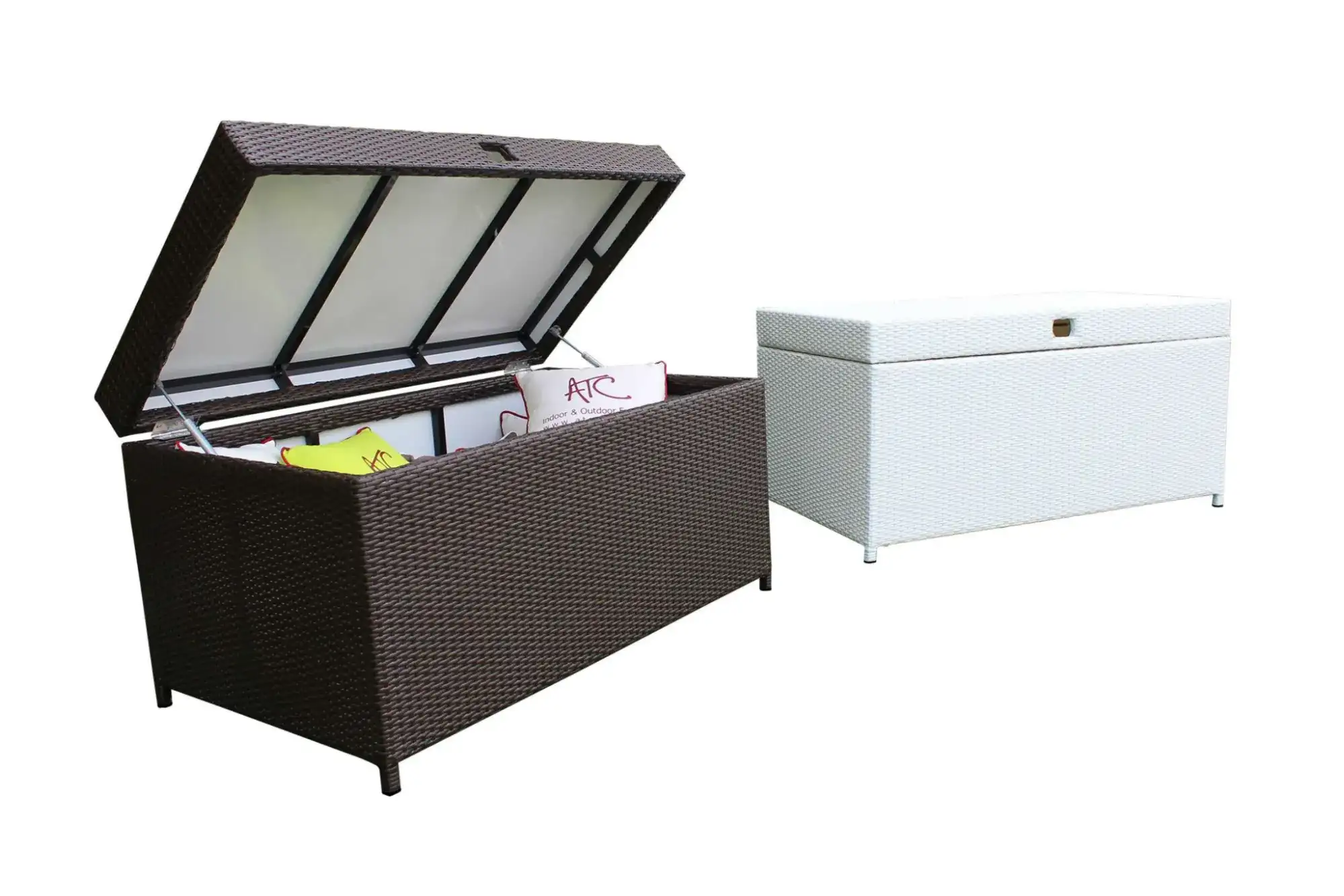 Tủ lưu trữ ngoài trời bằng mây nhựa thủ công, được ưa chuộng tại khu nghỉ dưỡng và biệt thự, dùng để lưu trữ gối, khăn tắm và đồ chơi, đồng thời bảo vệ vật dụng khỏi mưa nắng