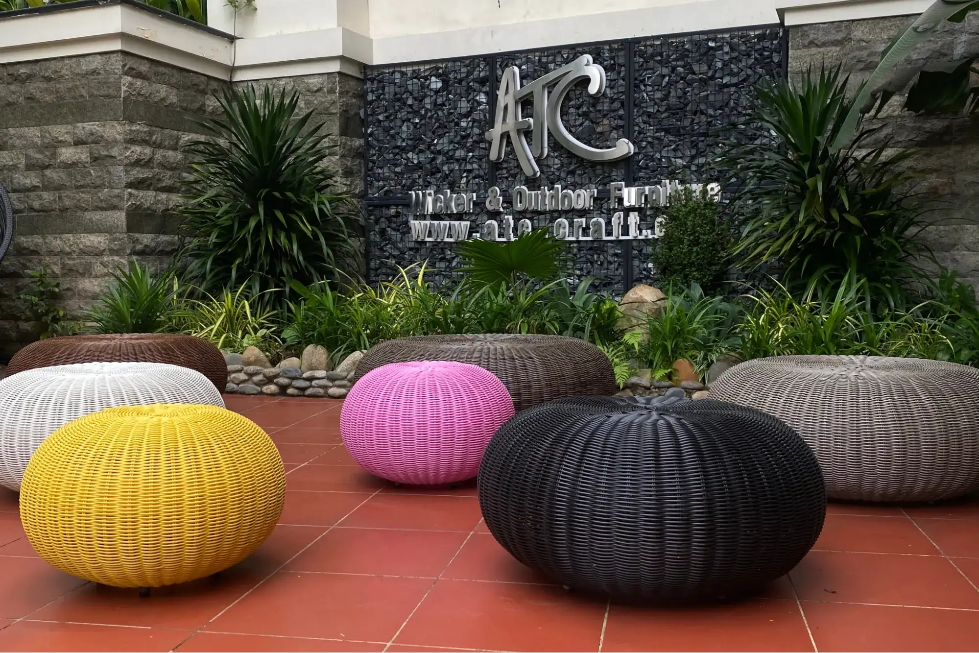 Ghế đôn ngoài trời mang lại sự thoải mái và phong cách cho không gian sân vườn