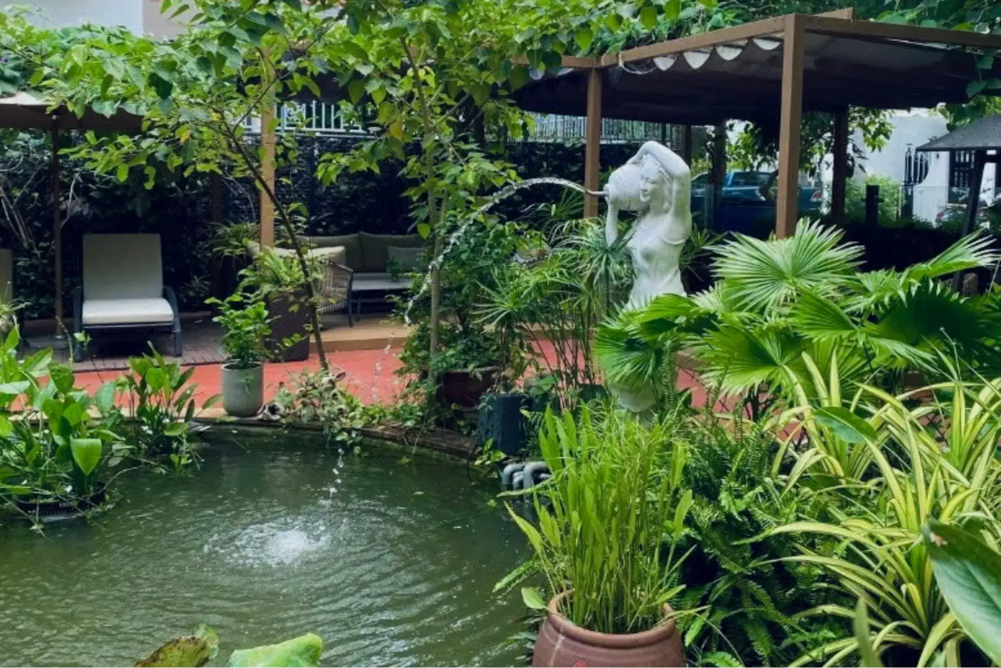 Tượng nghệ thuật đặt cạnh hồ bơi tạo điểm nhấn thẩm mỹ và sang trọng cho không gian ngoài trời.