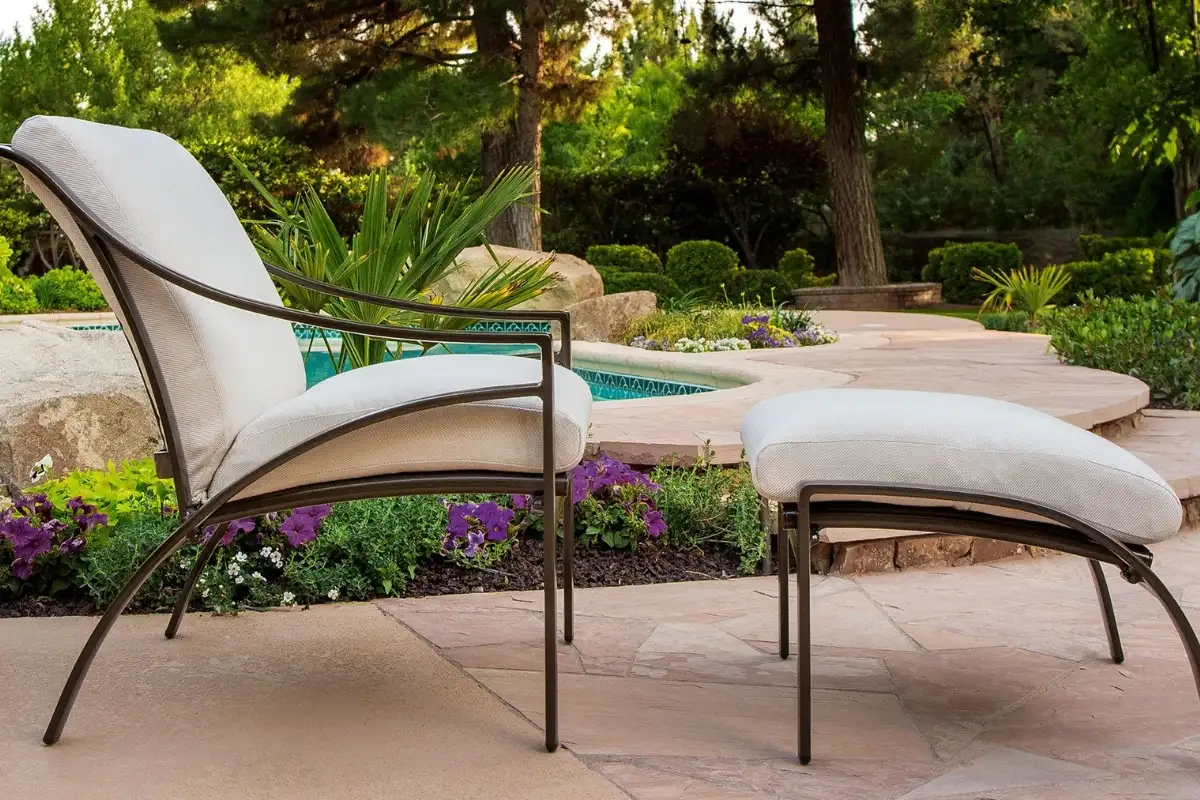 Bộ ghế ngoài trời và ghế ottoman thanh lịch của Brown Jordan Furniture, lý tưởng cho không gian ngoài trời sang trọng và thư giãn