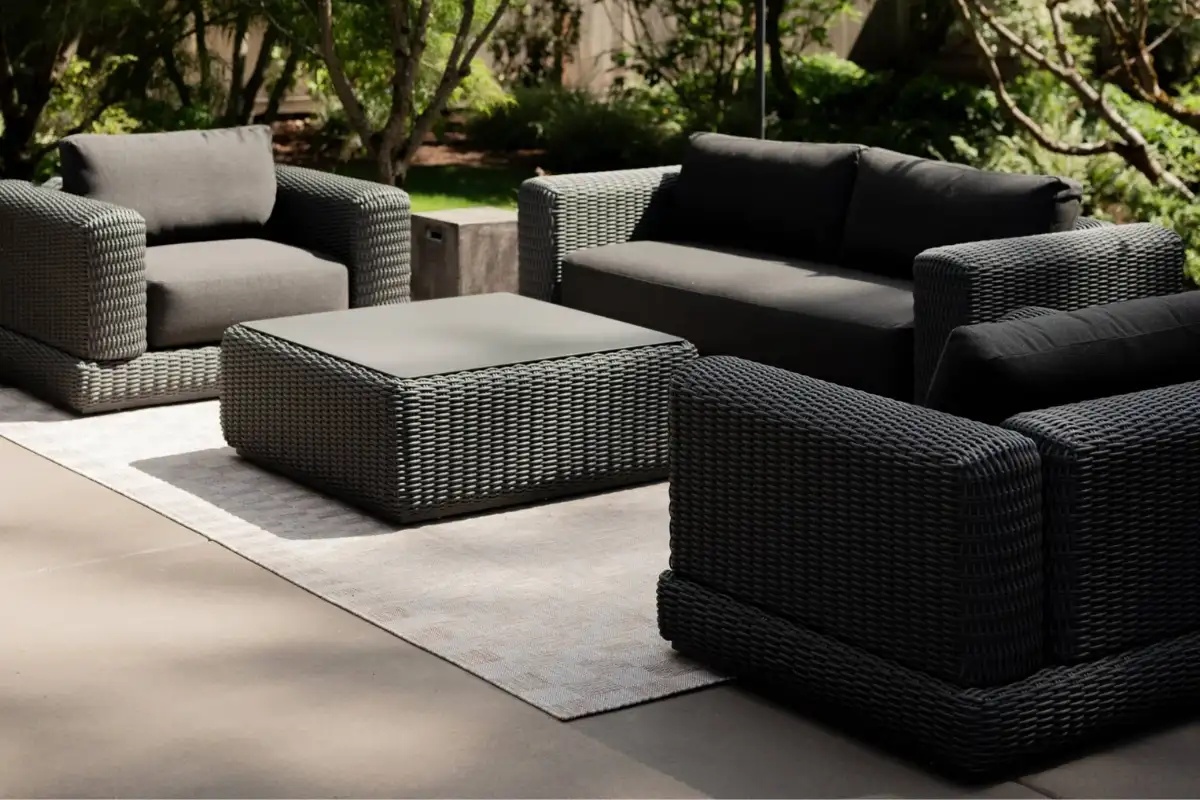 Bộ ghế ngồi ngoài trời phong cách và thoải mái của Neighbor, gồm sofa, ghế bành và bàn trà, lý tưởng cho không gian thư giãn ngoài trời