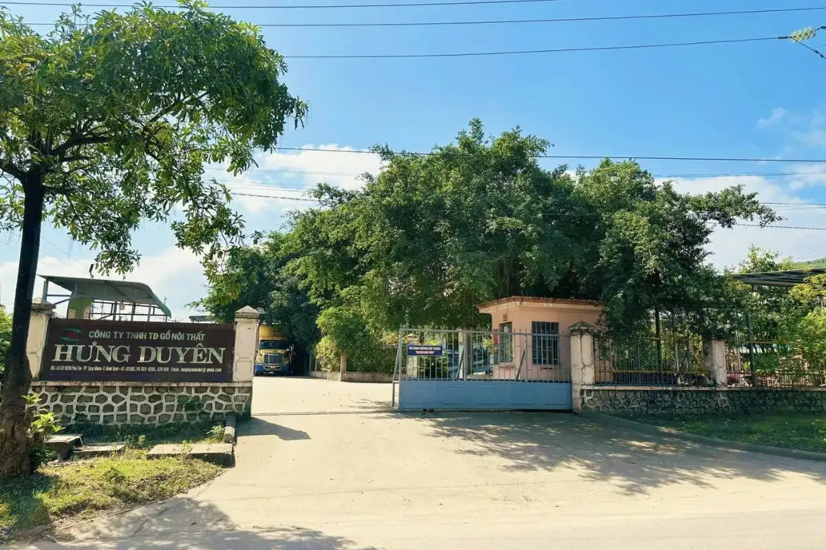 Lối vào của Hung Duyen Furniture Group tại Quy Nhơn, một nhà sản xuất nội thất mây đan, gỗ và ngoại thất để xuất khẩu.