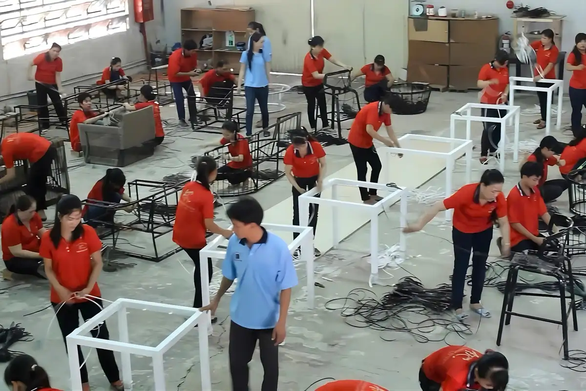 Công nhân trong xưởng sản xuất tại Quy Nhơn đang gia công khung ghế kim loại, thể hiện quy trình sản xuất chuyên nghiệp và năng lực đáp ứng tiến độ.  