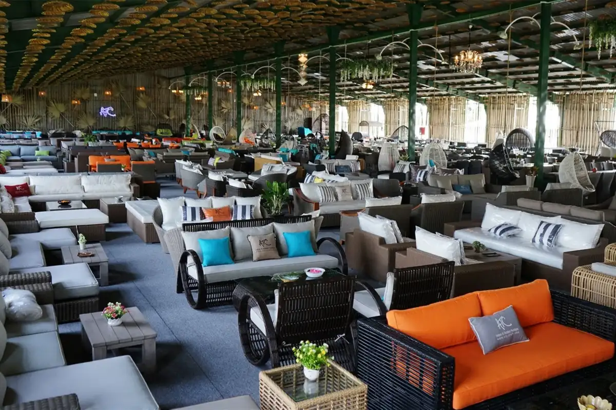 Không gian trưng bày nội thất với hàng loạt sofa và bàn ghế đa dạng kiểu dáng, thể hiện khả năng sản xuất quy mô lớn của nhà máy tại Quy Nhơn.  