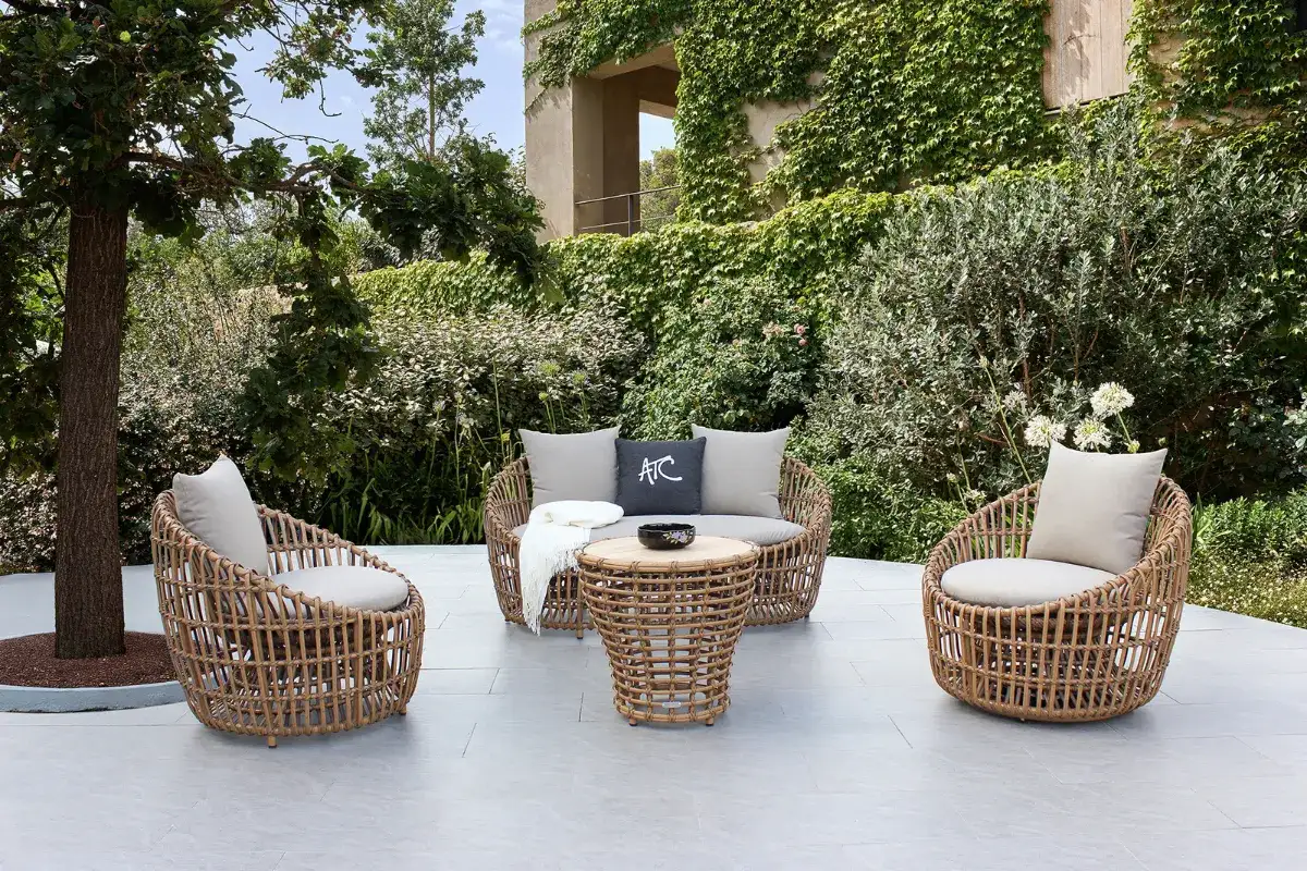 Nội thất mây nhựa là giải pháp khắc phục bởi những vùng có khí hậu khắc nghiệt. Bởi tính sử dụng dài lâu của vật liệu