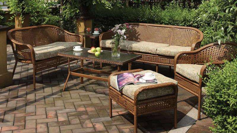 A round wicker coffee table can endure under sunlight