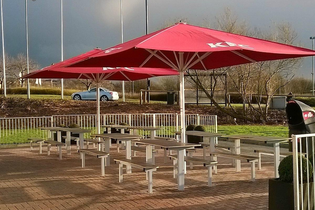 Dù màu đỏ điểm nổi bật của thương hiệu thức ăn nhanh KFC