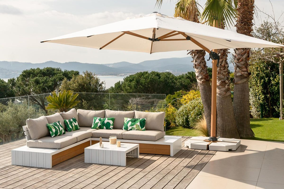 Hình ảnh dù ngoài trời với công dụng chính là che nắng cho khu vực nghỉ ngơi thư giãn