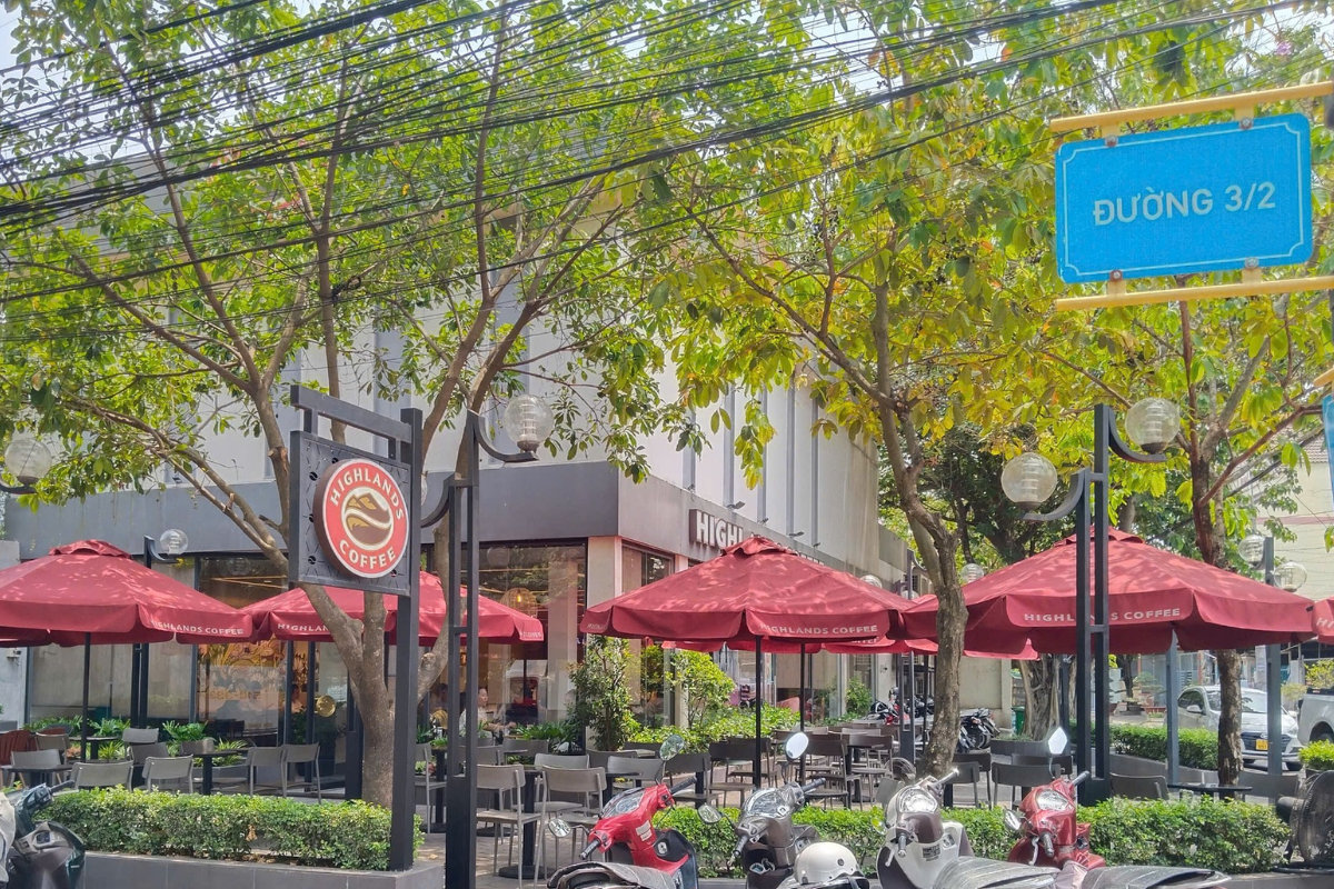 Dù màu đỏ điểm nổi điểm bật của thương hiệu Highlands