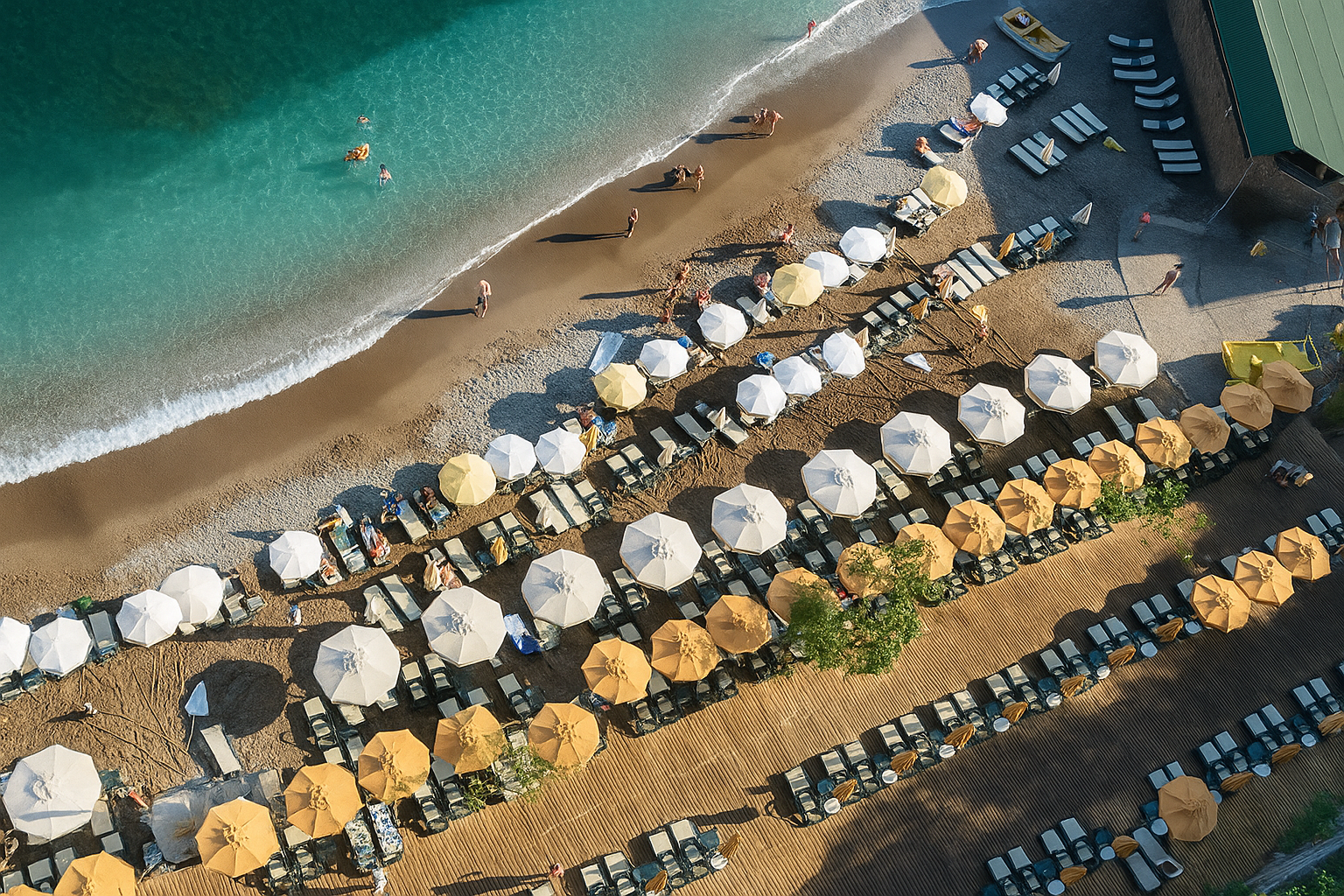 Hình ảnh dù ngoài trời được sử dụng phổ biến tại các bãi biển châu âu 