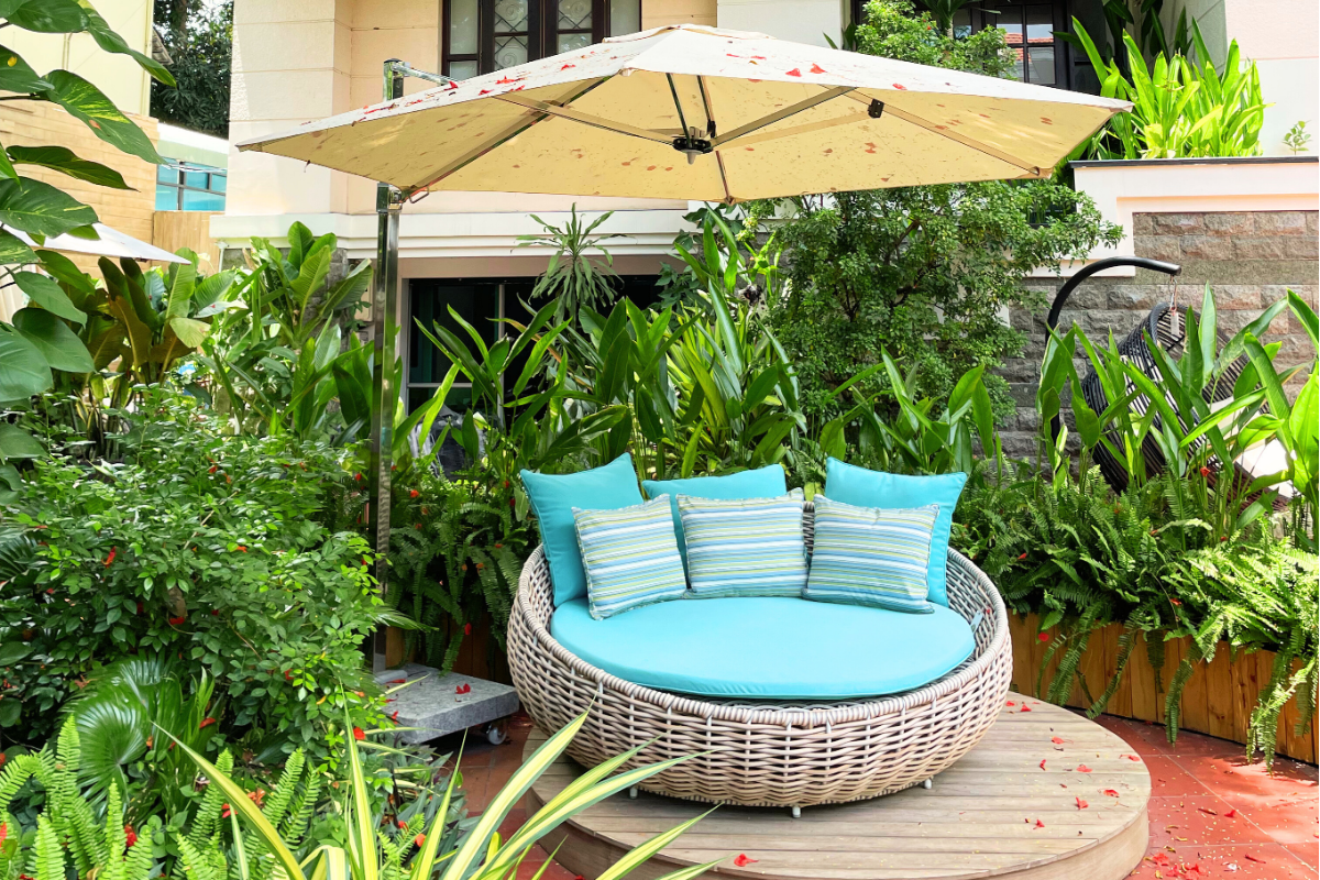 Dù ngoài trời màu trắng làm cho không gian sân vườn trở nên hiện đại