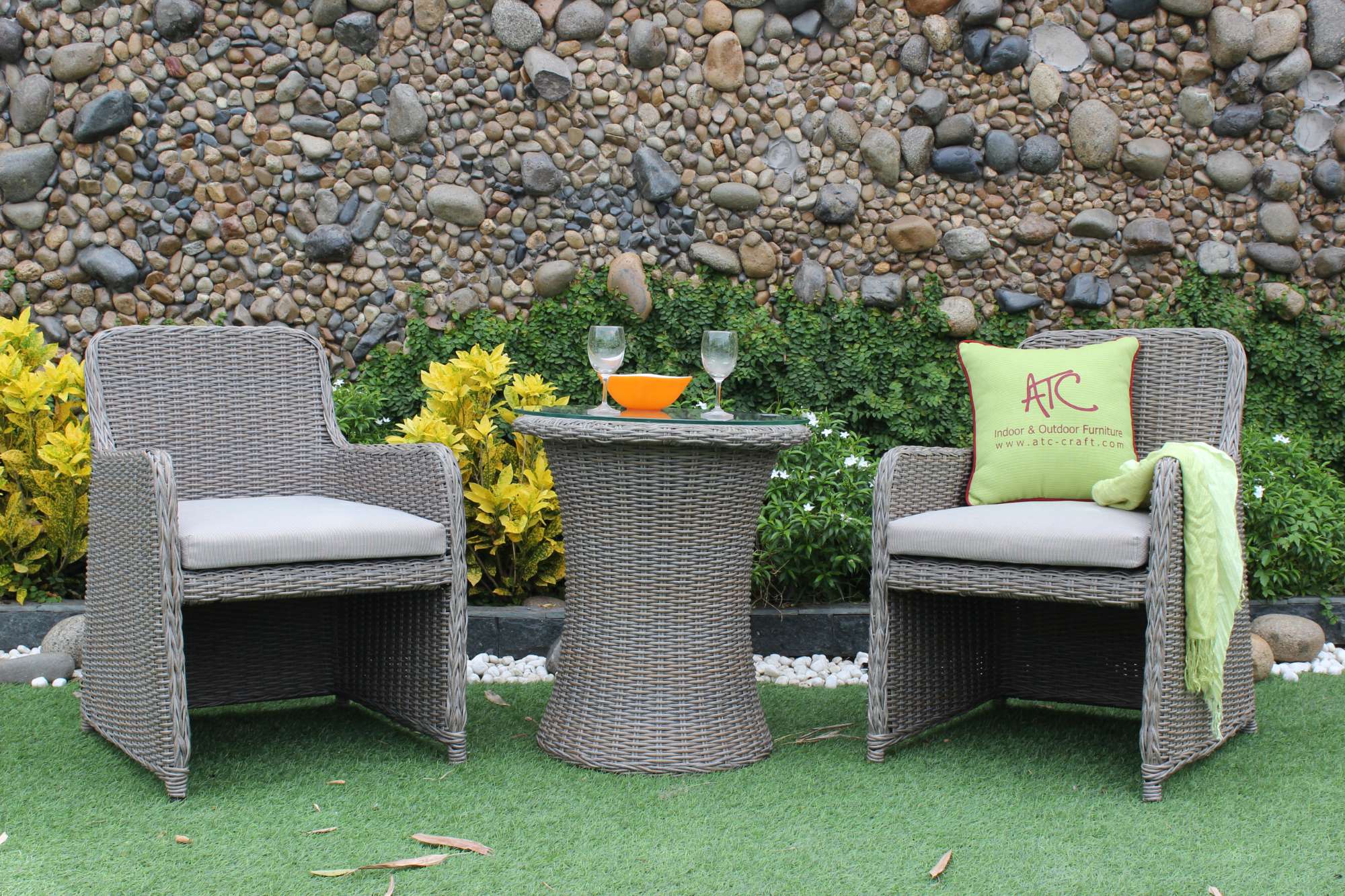 Small balcony furniture: poly rattan wicker sofa set