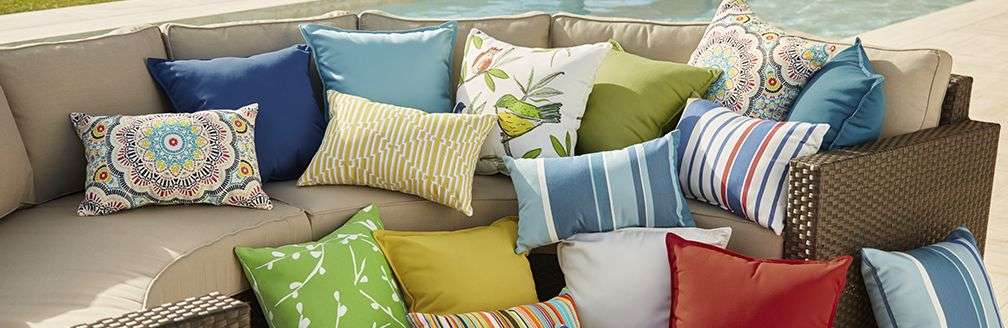 pillows-with-differrent-colors-and-patterns.jpg