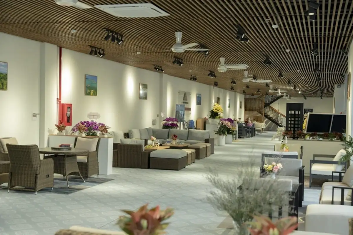 Không gian showroom với bộ ghế mây nhựa, bàn và ghế sofa được trưng bày trong một không gian rộng rãi