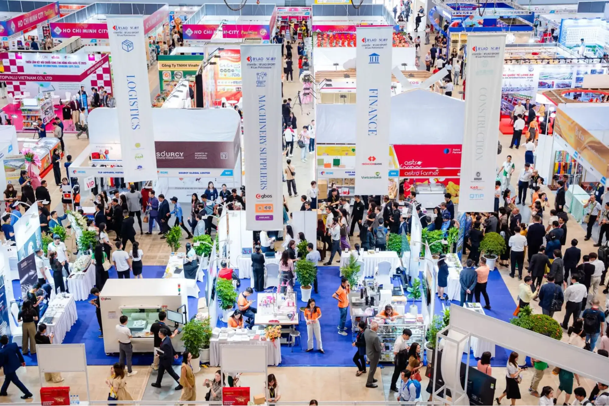 Top-down view of Vietnam International Sourcing Expo at SECC showing multiple exhibition booths, crowded aisles, and buyers exploring furniture and export product categories.
