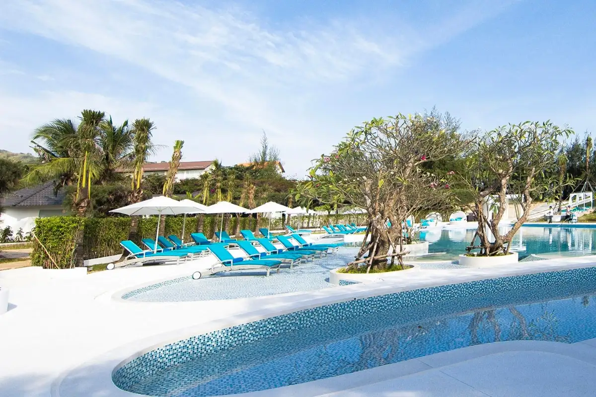 Ghế nằm hồ bơi được sắp xếp đồng đều tại khu resort cao cấp
