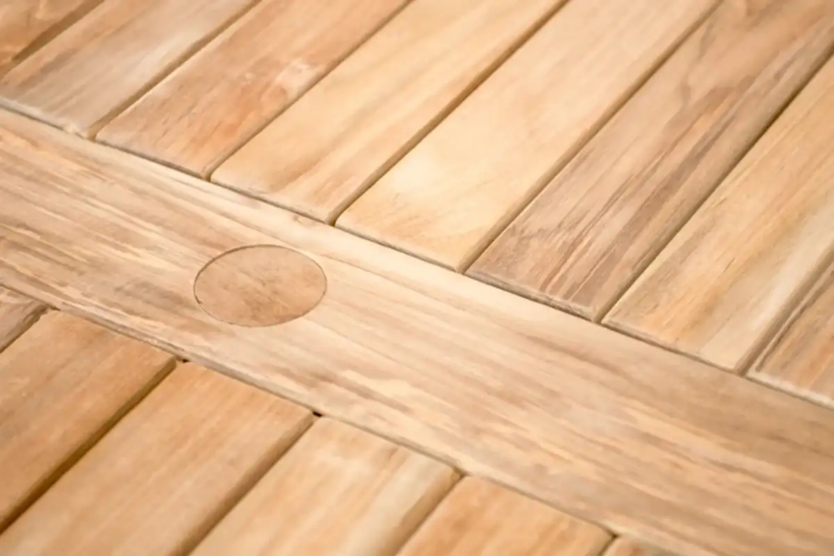 Bề mặt bàn gỗ teak với vân gỗ tự nhiên