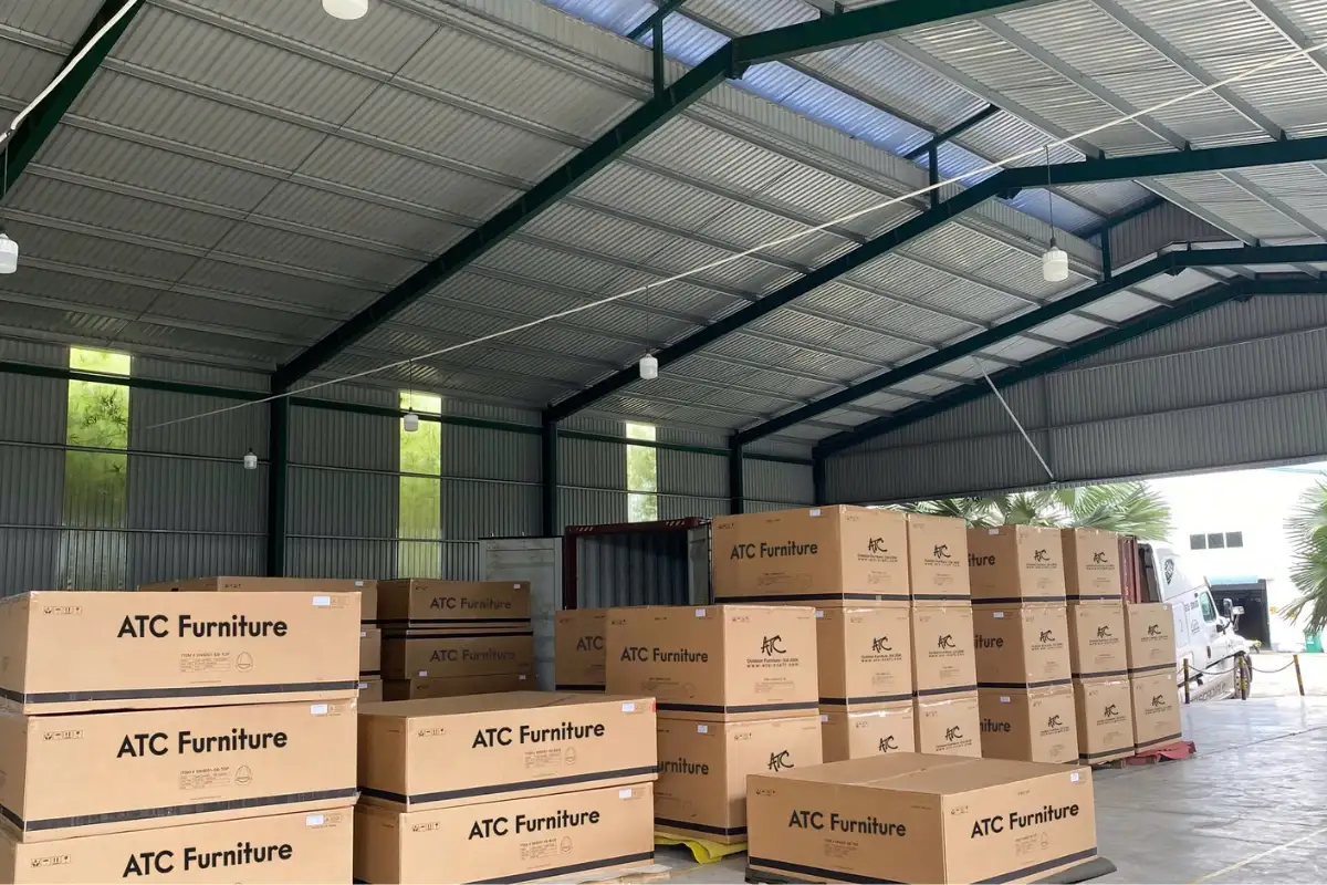 Thùng đồ nội thất xếp chồng được chuẩn bị để vận chuyển, cho thấy loại nhà cung cấp ảnh hưởng đến chiến lược tìm nguồn cung ứng như thế nào.