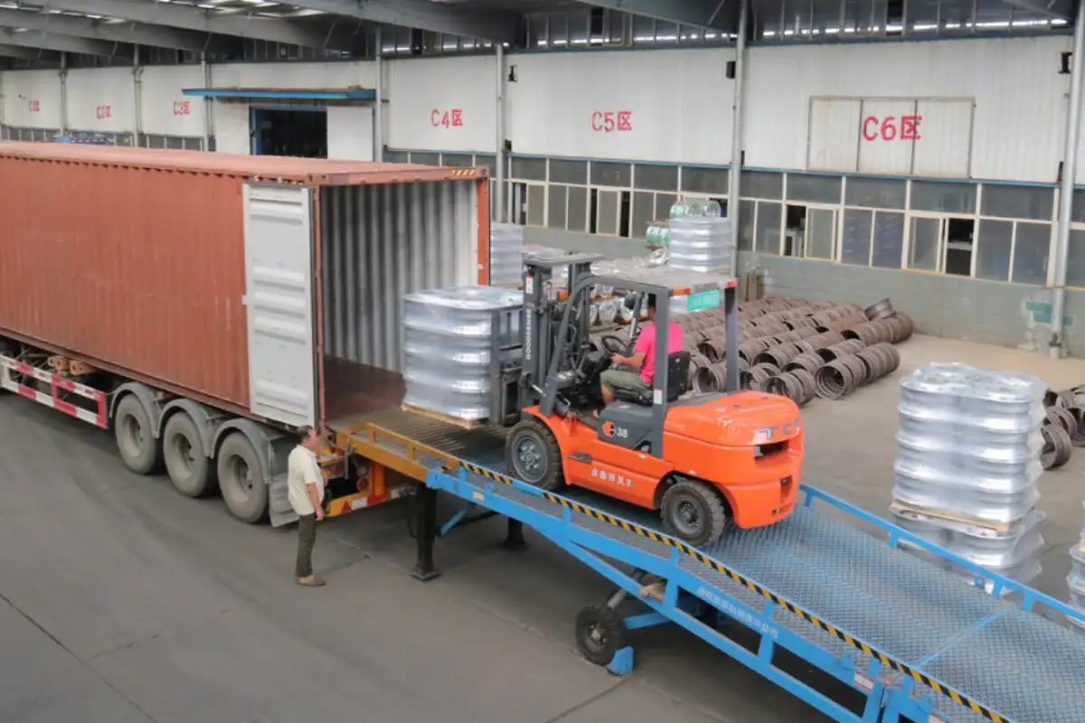 A forklift loading stacked metal parts into a 1x40HQ container, highlighting the high-capacity export logistics in a manufacturing warehouse.