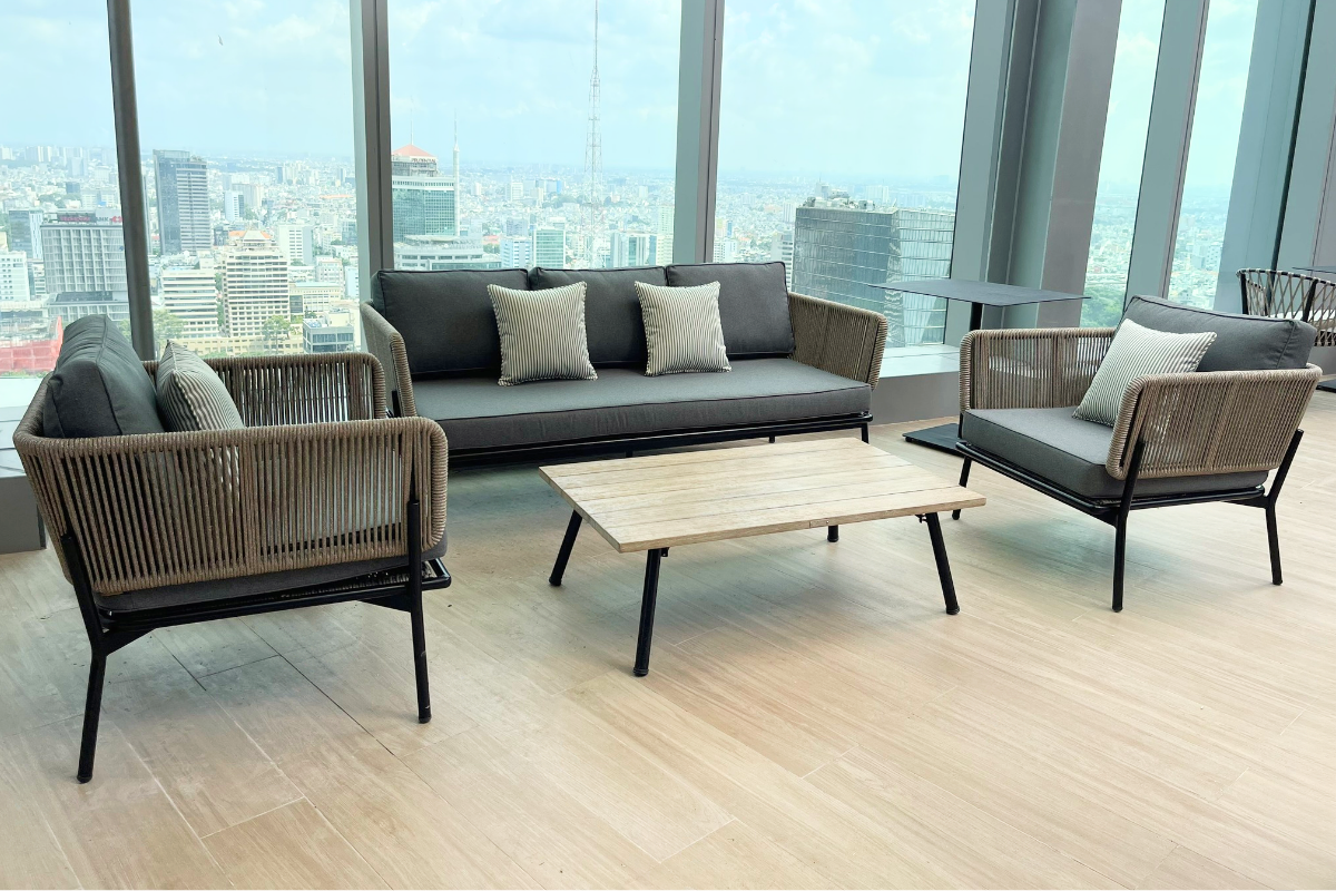 Sofa đặt ngay sảnh khách sạn vừa tạo điểm nhấn vừa để chỗ ngồi cho khách